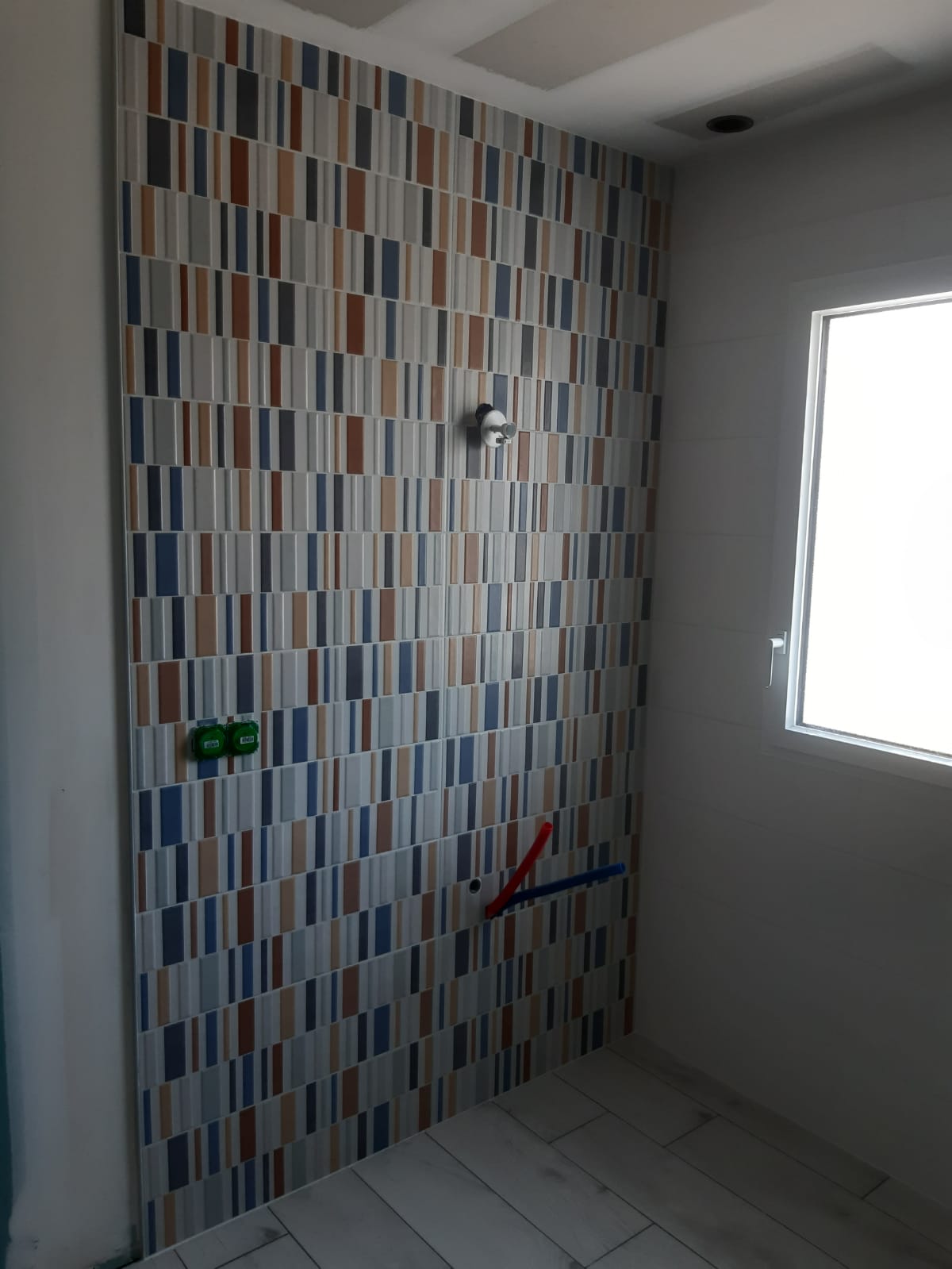 Salle de bain avec carreaux rectangulaires verticaux