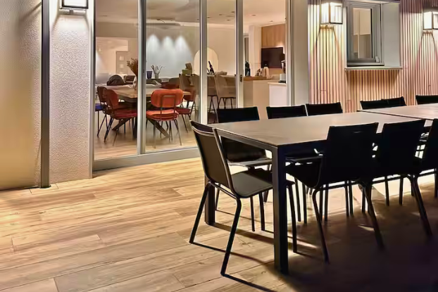 Terrasse en bois ouverture salon, avec une table t des chaises