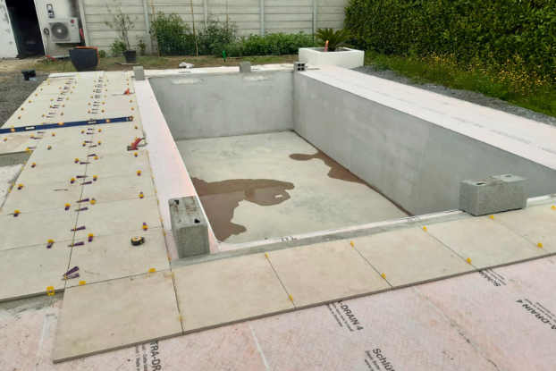 Piscine extérieure en travaux