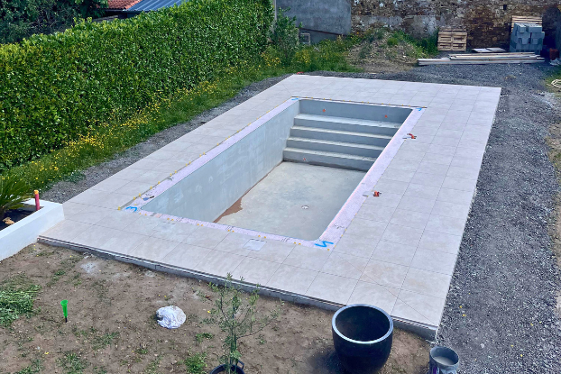 Piscine extérieure en travaux
